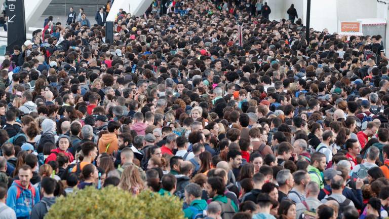 Miles de personas se han acercado este sábado hasta la Ciudad de las Artes y las Ciencias para presentarse como voluntarios para ayudar en las labores de reconstrucción de las localidades afectadas por la dana. Foto: EFE