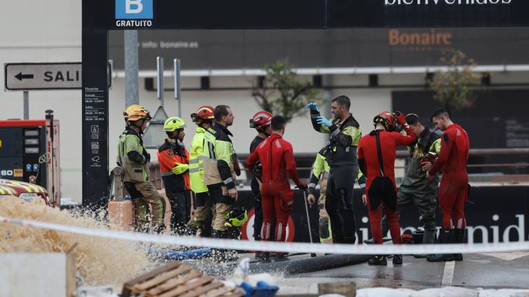 Bomberos y policía Nacional continúan en los trabajos de achique y búsqueda en el parking de Bonaire en Aldaia, Valencia, este lunes. Foto: EFE