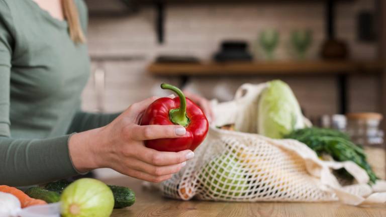 Los pesticidas que se encuentran en la piel de frutas y verduras son disruptores endocrinos. Foto: Freepik