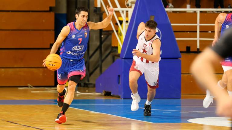 David Fernández, base del CBT, en el partido ante el Bisbal de la Segunda FEB. Foto: Alba Mariné