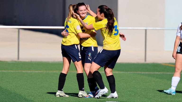 Las jugadoras del conjunto riudomense celebran un gol. Foto: Alba Mariné