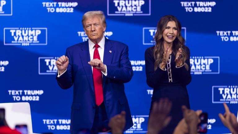 Donald Trump, con Kristi Noem, la gobernadora de Dakota del Sur. Foto: EFE