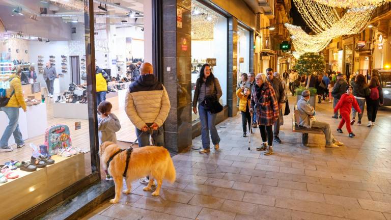 Bona part dels establiments de l’eix comercial han aixecat avui la persiana, però no el 100%. Foto: alba mariné