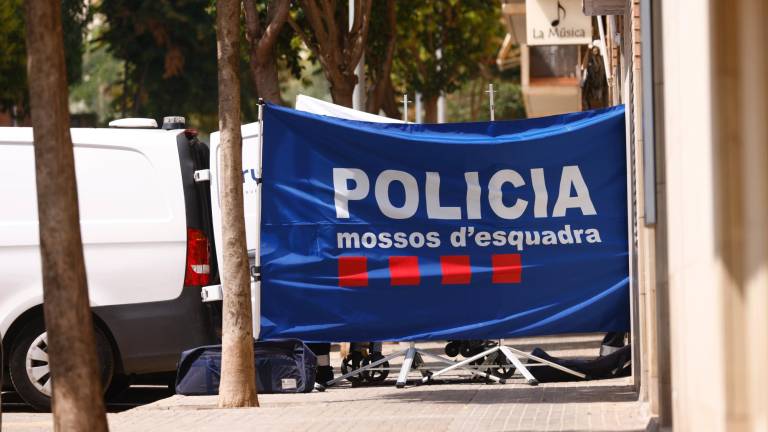 Efectivos de los Mossos d'Esquadra realizan el levantamiento del cadáver de una mujer que es investigado en la calle de la Música del municipio barcelonés de Rubí. Foto: EFE