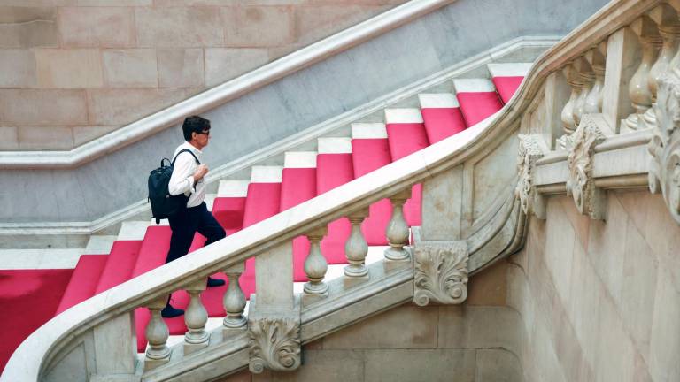 Salvador Illa llegando ayer a su despacho en el Parlament. FOTO: EFE