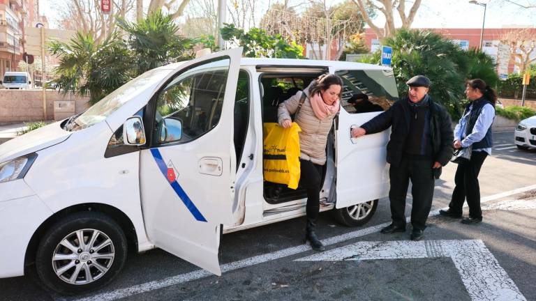 Un taxi fent un servei, ahir a la plaça del Nen de les Oques. Foto: Alba Mariné