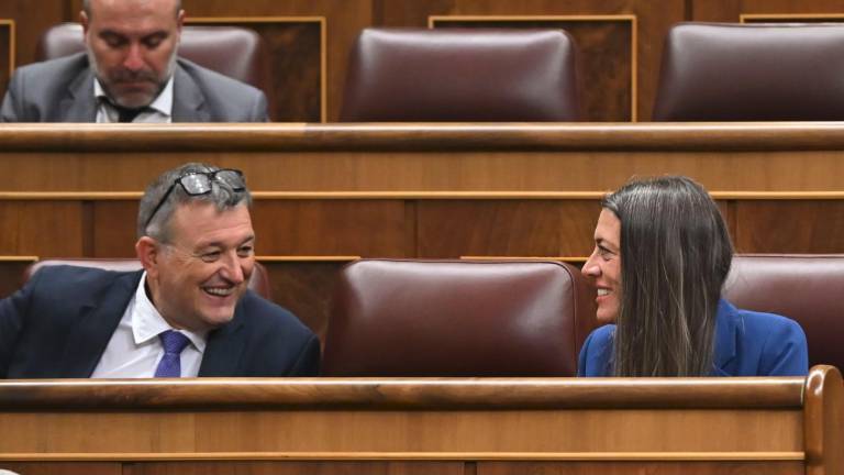 La portavoz de Junts per Catalunya Míriam Nogueras (d) habla con Josep María Cervera durante el Pleno del Congreso de los Diputados celebrado este martes en Madrid. Foto: EFE