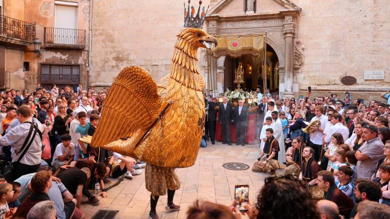 L’Àliga, ballant aquesta tarda a les portes de la prioral de Sant Pere. FOTO: Alba Mariné
