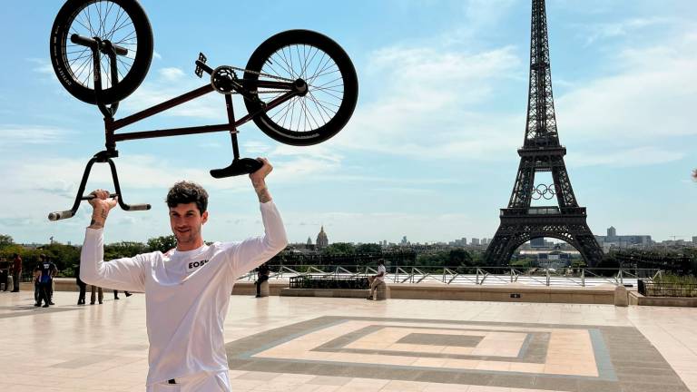 El portador de la llama olímpica, el ciclista francés Matthias Dandois, posa para los fotógrafos tras su relevo en la plaza de Trocadero en París, Francia. Foto: EFE