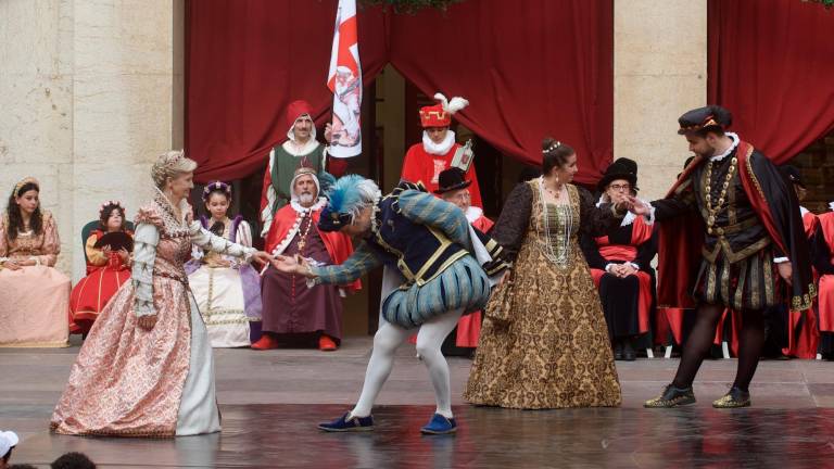 $!Bailes de las familias nobles con vestidos de época. Foto: Joan Revillas