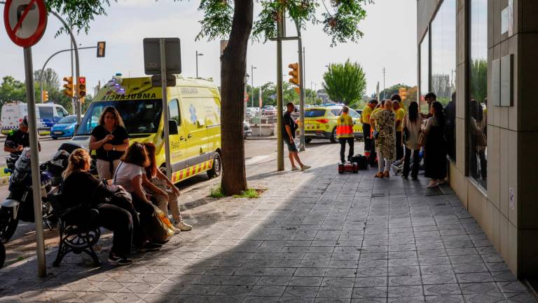 El personal sanitario atendiendo a los heridos. Foto: Marc Bosch