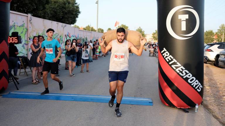 Younnes El Hannach, guanyador en homes, travessa la línia de meta. Foto: Alba Mariné