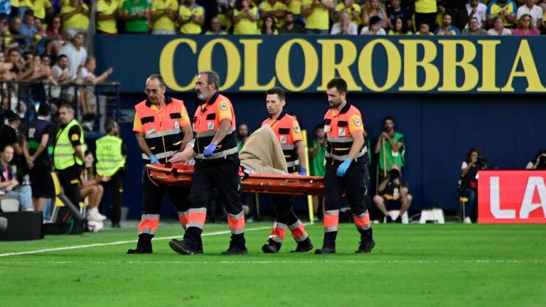 $!El guardameta alemán del FC Barcelona, Marc-André ter Stegen, retirado en camilla tras caer lesionado durante el encuentro correspondiente a la sexta jornada de Laliga EA Sports que disputan hoy Domingo FC Barcelona y Villarreal en el estadio de La Cerámica, en la localidad castellonense. EFE / Andreu Esteba.