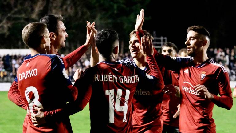 El jugador Kike García (2i) del C.A Osasuna celebra el primer gol en el partido de la segunda eliminatoria de la Copa del Rey, entre el C.D Arnedo