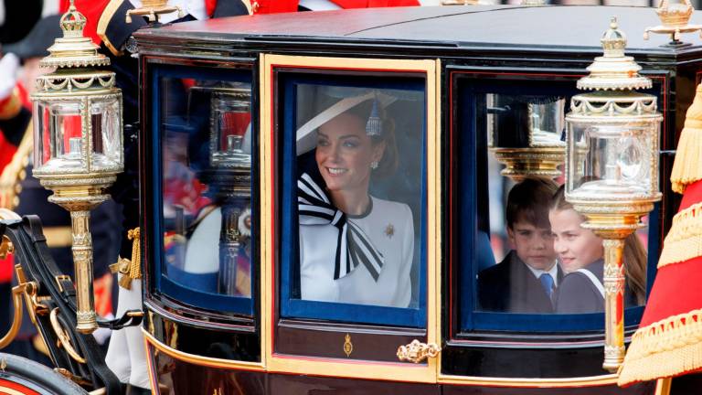 Kate Middleton junto a sus hijos en el carruaje real. Foto: EFE