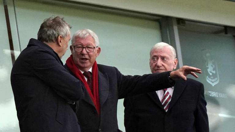 Alex Ferguson, en el centro de la imagen, durante el Aston Villa-Manchester United del 6 de octubre de 2024. Foto: EFE