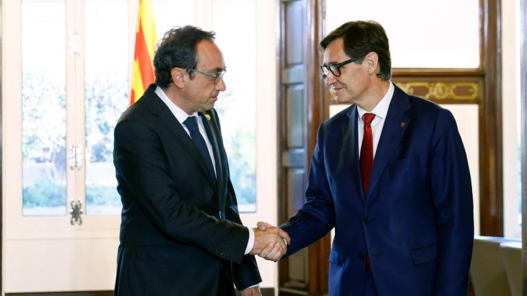El presidente del Parlament, Josep Rull (i), se ha reunido con el primer secretario del PSC, Salvador Illa (d), en el marco de la ronda de consultas con los líderes parlamentarios previa al debate de investidura