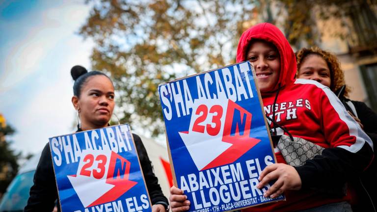 $!Miles de personas piden en Barcelona una bajada de los alquileres y plantean una huelga