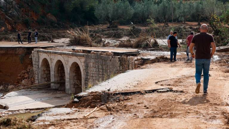 El puente de la carretera CV-379 a su paso por Chiva tras la DANA que asolado el sureste español y ha causado más de un centenar de muertos, este jueves. Foto: EFE