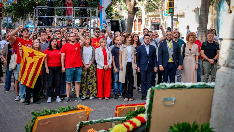 Una delegació d’ERC, fent l’ofrena floral al monument a Rafael Casanova de Barcelona. Foto: ACN