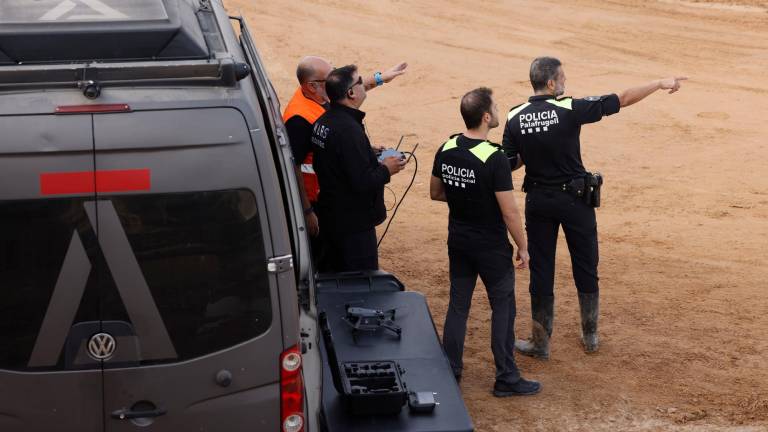 Los agentes atravesaron la riada para rescatar a las personas que todavía se encontraban atrapadas en sus viviendas. Foto: EFE