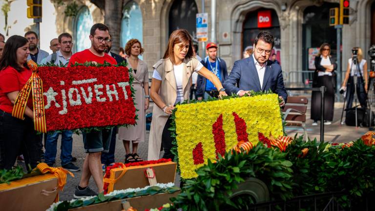 L’expresident de la Generalitat Pere Aragonès i la dirigent d’ERC Marta Vilalta, fent l’ofrena floral al monument a Rafael Casanova de Barcelona, juntament amb Jovent Republicà. Foto: ACN