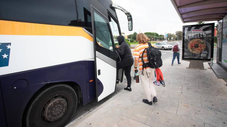 Usuarios subiendo al autobús que enlaza Altafulla con Sant Vicenç de Calders. foto: Marc Bosch