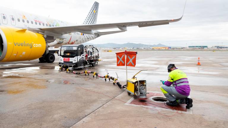 Tareas de repostaje del avión de la compañía Vueling. Foto: Cedida