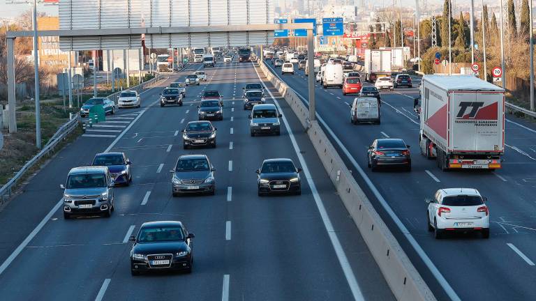 Varios vehículos circulan por la A-4 durante la segunda fase de la operación especial de tráfico de las fiestas navideñas. Foto: EFE