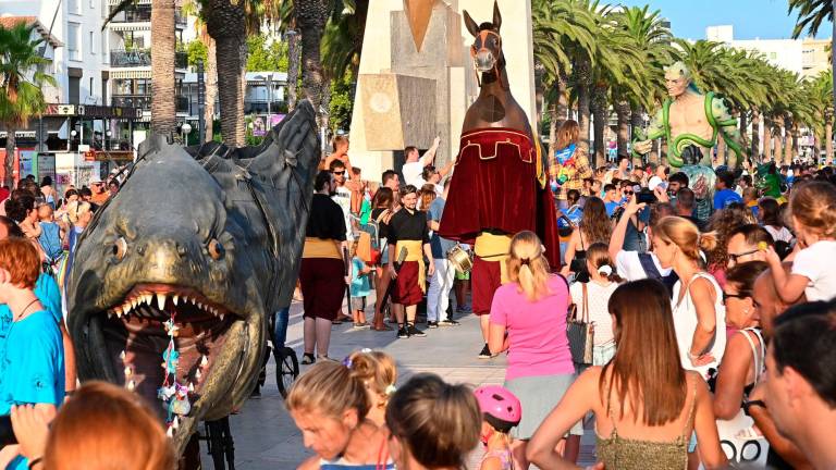 La Morena y la Mulassa de Salou, frente a la estatua del rey Jaume I del paseo. Foto: Alfredo González / DT