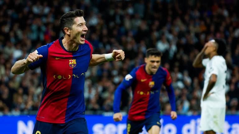 Robert Lewandowski celebra, junto a Pedri González, uno de los goles marcados ante el Real Madrid en el Bernabéu. Foto: Juanjo Martín/EFE