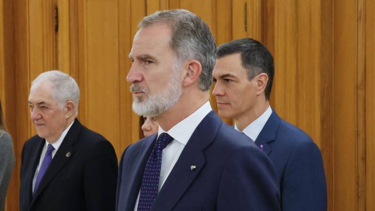 El rey Felipe VI preside el acto de promesa de la vicepresidencia tercera del Gobierno y Ministerio para la Transición Ecológica y el Reto Demográfico, Sara Aagesen, que sustituye a Teresa Ribera, este lunes en el Palacio de la Zarzuela. Junto a él, el presidente del Gobierno, Pedro Sánchez (d) y el presidente del Tribunal Constitucional, Cándido Conde-Pumpido (i). Foto: EFE