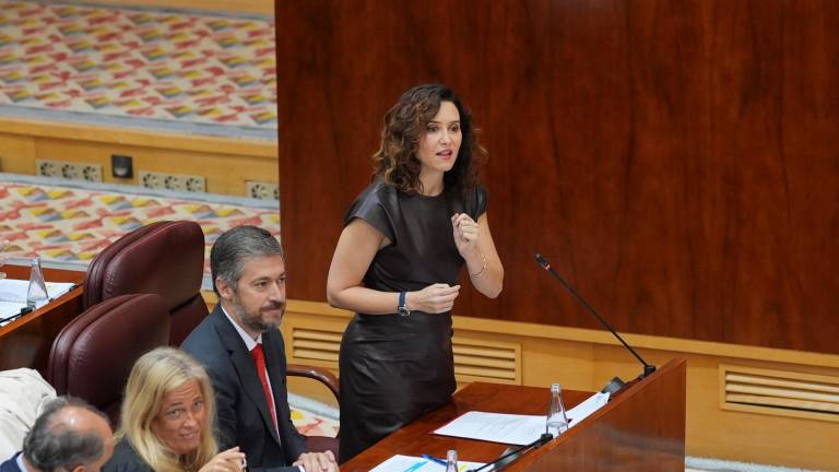 La presidenta de la Comunidad de Madrid, Isabel Díaz Ayuso interviene en el pleno de la Asamblea de Madrid, este pasado viernes. Foto: EFE