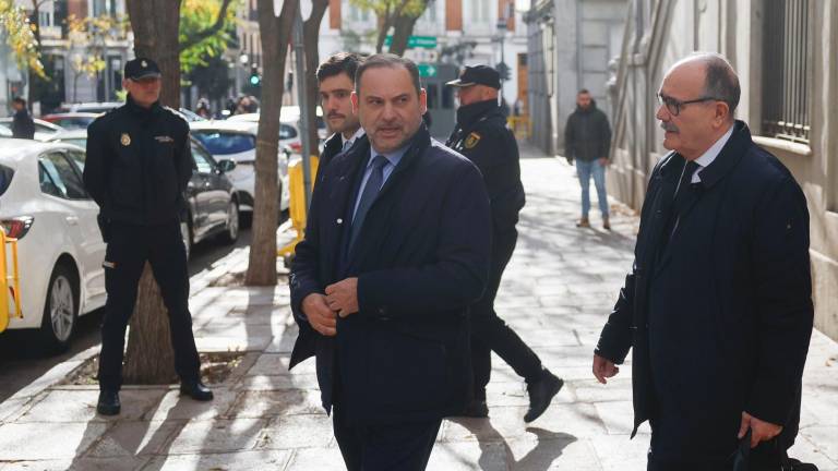 El exministro de Transportes José Luis Ábalos tras prestar declaración voluntaria en el caso Koldo ante el magistrado del Tribunal Supremo Leopoldo Puente, por supuesta contratación irregular de mascarillas y material sanitario durante la pandemia. Foto: EFE