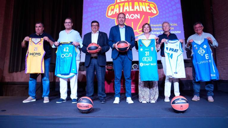 $!Santi Benito (segundo por la izquierda) y Nuria Grados (tercera por la derecha) en la presentación de la Lliga Catalana LEB con la presencia del tarraconense Berni Álvarez, nuevo Conseller d’Esports de la Generalitat de Catalunya. Foto: M.A. Chazo / FCBQ