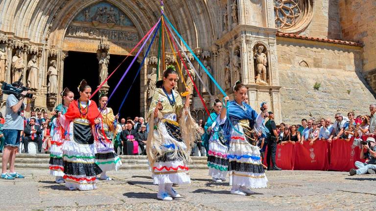 Una de les danses que formen part de la tradició del Sexenni a Morella. Foto: Ajuntament de Morella