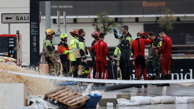 Los trabajos de rescate continúan en el aparcamiento este martes. Foto: EFE