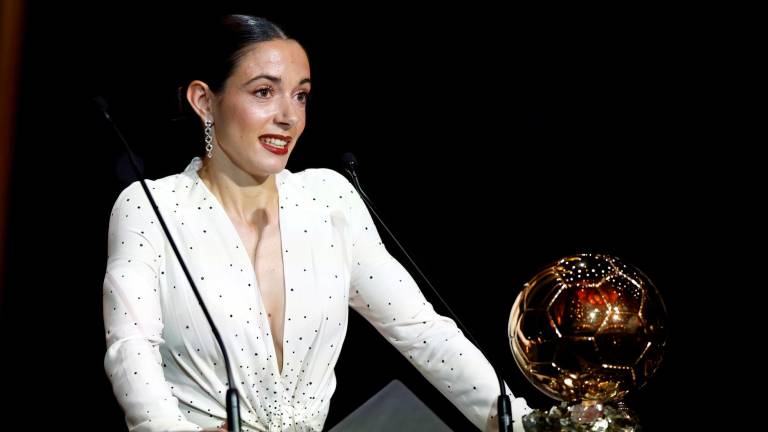 Aitana Bonmatí con el premio del Balón de Oro conquistado por segundo año seguido. Foto: EFE