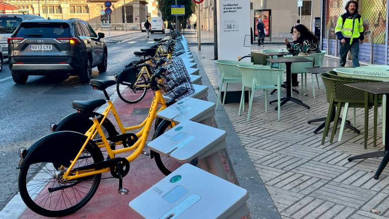 En la estación de la Ganxeta de la calle Sant Joan había, ayer, varias bicis estacionadas del modelo definitivo. FOTO: Alfredo González