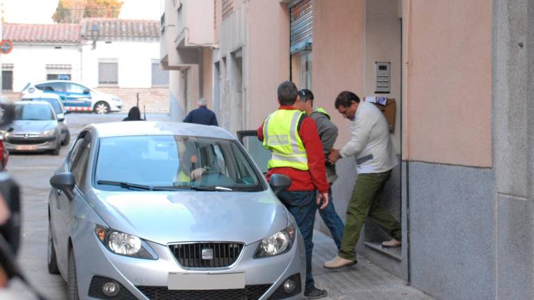 Amir Simplicio después de que los Mossos registraran su vivienda. Foto: Àngel Juanpere