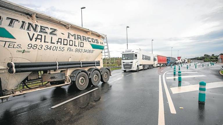 $!Los camiones llegando a la rotonda de acceso a Torredembarra. Foto: Marc Bosch