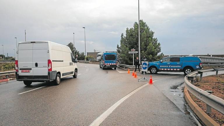 $!Furgonetas de los Mossos d’Esquadra en los controles a vehículos. Foto: Marc Bosch