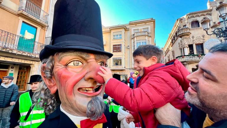 $!Un nen tocant el nas ben gros i vermell de l’Home dels Nassos. FOTO: Alfredo González