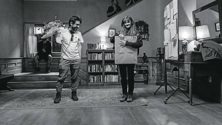 Paulo y Ana Polvorosa, que interpreta a Judie, celebran el final del rodaje. Foto: Lander Larrañaga/Netflix