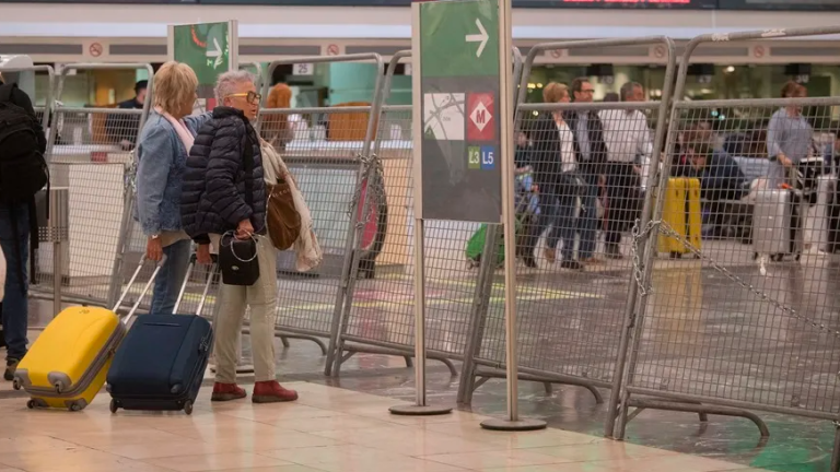 Dos usuarias tratan de entrar en la zona de AVE de la Estación de Sants, en una imagen de archivo. Foto: EFE