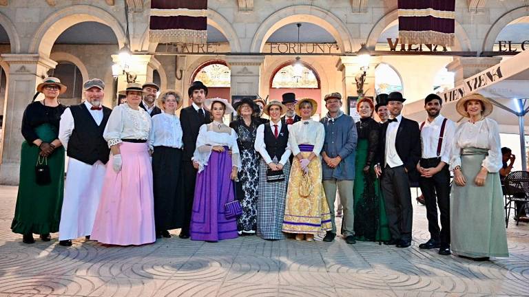 $!Algunas autoridades vestidas de época, asistentes a la inauguración de este tarde de la Festa Modernista, que arrancará este fin de semana. Foto: A. González