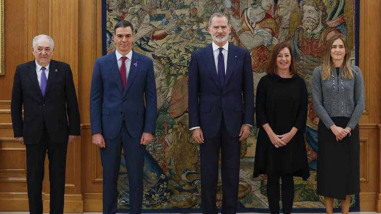 El rey Felipe VI ha presidido el acto de promesa de la vicepresidencia tercera del Gobierno y Ministerio para la Transición Ecológica y el Reto Demográfico, Sara Aagesen (d), que sustituye a Teresa Ribera, este lunes en el Palacio de la Zarzuela. Junto a ellos, el presidente del Gobierno, Pedro Sánchez (2i), la presidenta del Congreso, Francina Armengol (2d) y el presidente del Tribunal Constitucional, Cándido Conde-Pumpido. Foto: EFE