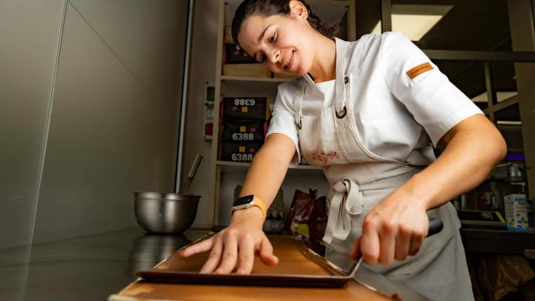 Elena Martínez prepara cinnamon rolls con crema pastelera, canela y azúcar. FOTO: ÀNGEL ULLATE