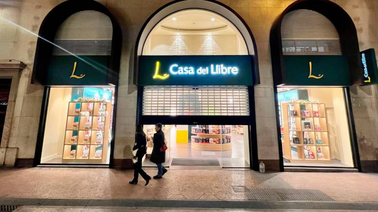 Vista de l’aparador de Casa del Libro, al raval de Santa Anna. Foto: Alfredo González