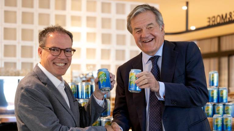 Jordi Llach (Nestlé) y Jorge Villavecchia (Damm) celebran el acuerdo de fabricación y comercialización de Nestea. Foto: ACN